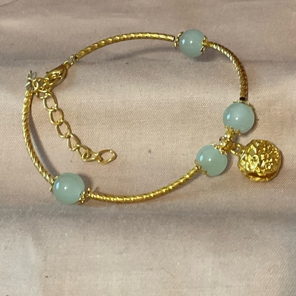 Beautiful stretch bracelet, BN!